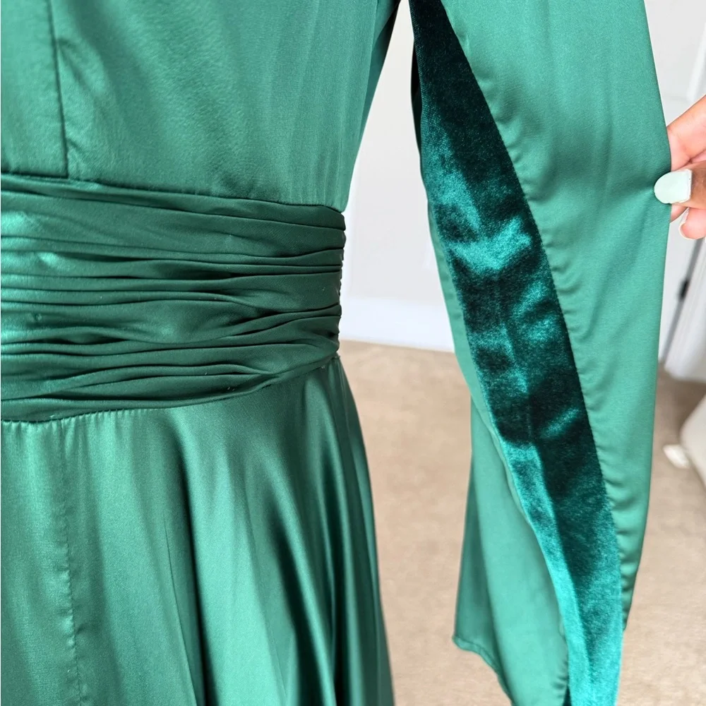 Elegant Green Long Sleeve Evening Gown - Picture 9 of 17